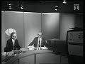 gunnar hansens sidste dag som sportschef 1975. tv-avis med sport. nyhedsopl�ser bent jensen giver ordet til gunnar hansen. udsendelse fra radiohuset, rosen�rns all�. gunnar hansen var i dr til 1976 og derefter 15 �r p� k�benhavns radio. gunnar hansen f. 20/10 1905 - d. 5/1 1993.