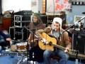 videos de Sam Amidon plays 'Wedding Dress' off 'All is Well' with the help of good ol' Shahazad