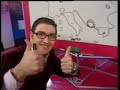 Manu expone a su público sus conocimientos en geografía.