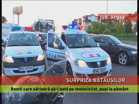 Trei romi care au vrut să atace un motociclist în trafic au fost puși la pământ de acesta
