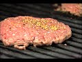 Quelques conseils sur la cuisson de la viande hachée sur le BBQ par le MAPAQ (ministère de l'Agriculture, des Pêcheries et de l'Alimentation du Québec). Liste des étapes - Se laver les mains - Former des boulettes grandes et minces - Se laver les mains après avoir manipulé la viande crue - Cuire à feu moyen à élevé - Retourner les boulettes à mi-cuisson (4 min) - Température de cuisson sécuritaire : 70 °C (température interne) ou attendre que le jus qui s'en écoule soit clair. - Utiliser une assiette propre pour le service Consulter le guide du consommateur sur le site du MAPAQ : www.mapaq.gouv.qc.ca