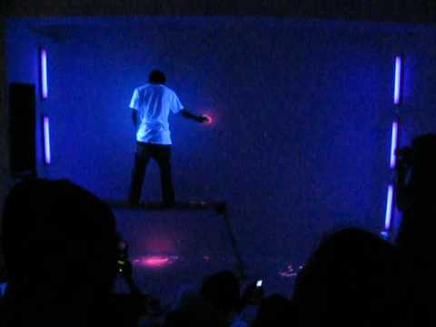 (Video) Que Houxo: Live Painting Under Black Lights 