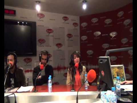 Asmaa Lazrak chante au micro d'aswat