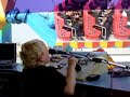 kleine man speelt met grote attractie