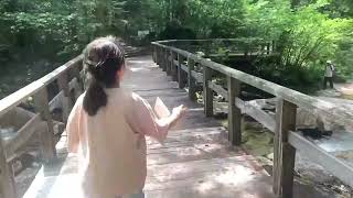 赤沢で遊ぶ女の子