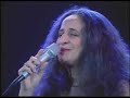 Maria Bethânia lança em DVD um dos espetáculos mais aclamados de sua carreira. Maricotinha ao Vivo, lançado em disco em outubro de 2002, pela Biscoito Fino, ganha formato digital para fãs sintonizados com todas as fases da carreira de Bethânia (o show comemora 35 anos da trajetória artística da cantora). Diferentemente do disco, gravado no DirecTV Hall, em São Paulo, o DVD foi realizado no Canecão, no Rio, durante a temporada de novembro de 2002. Com direção de André Horta, o DVD mostra imagens de Bethânia em Portugal, onde interpreta cinco canções (Sonhei que estava um dia em Portugal, Cheira a Lisboa, Santo Antônio, Saudade de Itapoã, Meu Amor É Marinheiro) acompanhada pelo violão de Jaime Alem. Dentro de um barco, em Lisboa, Bethânia fala de sua carreira e expressa suas opiniões com doçura e contundência, em 30 minutos de entrevista com Claudio Olivotto. O videoclipe de A Voz de Uma Pessoa Vitoriosa mostra o Rio de Janeiro nos anos 60, enquanto Coração Ateu apresenta literalmente uma enxurrada de imagens -- o vídeo é composto por diversas cenas marinhas e fluviais, sob as bênçãos de Iemanjá e Oxum. O DVD inclui ainda a discografia completa de Bethânia, com capa, contra-capa, ordem das canções e curiosidades sobre os lançamentos. Maricotinha ao Vivo tem opções de legendas em português, inglês, francês e espanhol, além de cifras de todas as canções do espetáculo.