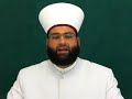 من الأدلة على جواز التوسل برسول الله صلى الله عليه وسلم في حياته وبعد مماته في حضرته أو في غير حضرته ، الحديث الذي أخرجه الحافظ الطبراني في معجميه وصححه  وفيه أن الأعمى شكى إلى رسول الله ذهاب بصره فعلمه النبي أن يذهب إلى الميضأة ويتوضأ ثم يصلي ركعتين ثم يتوسل به، فذهب فتوسل به في حالة غيبته وعاد إلى مجلس النبي وقد أبصر، وكان مما علمه رسول الله أن يقول: اللهم إني أسألك وأتوجه إليك بنبيك محمد نبي الرحمة، يا محمد إني أتوجه بك إلى ربي في حاجتي لتُقضى لي. ففي هذا الحديث النبي هو الذي  علم الأعمى التوسل ، ولو كان التوسل شركا لما أرشد النبيُ إليه ولا أمر بفعله ولا علمه لأمته، ثم زد على ذلك أن الأعمى لم يتوسل بالنبي  في حضرته، بل ذهب إلى الميضأة فتوضأ وصلى ودعا باللفظ الذي علمه إياه رسول الله بلفظ يا محمد، ثم دخل على النبي صلى الله عليه وسلم وقد أبصر والنبي لم يفارق مجلسه لقول راوي الحديث عثمان بنِ حنيف: فوالله ما تفرقنا وطال بنا الحديث حتى دخل علينا الرجل كأنه لم يكن به ضرّ قطّ. ومما يدل أيضا أن الأعمى توسل بالرسول في غير حضرته قوله يا محمد لأنه لا يجوز نداء النبي مشافهة في حضرته بقول يا محمد للنهي الذي ورد في القرآن عن ذلك، وهذا النداء أي نداء النبي بلفظ يا محمد في غير حضرته معروف عند الوهابية فقط أنه شرك وكفر ومعروف عندهم وعند المسلمين تكفير من يأمر بفعل الكفر أو يستحسنه، وهنا قد يسأل سائل: ما حكم رسول الله عند الوهابية وهو الذي أمر الأعمى وأرشده وعلمه أن يقول يا محمد في غيبته؟! وما حكم الصحابة والسلف الصالح والتابعين وأتباع التابعين وعلماء المسلمين وعوامهم الذين استحسنوا هذا الفعل إلى يومنا هذا؟  نعوذ بالله من جهل من لا يرضى بما رضي به رسول الله ونعوذ بالله من سوء فهمهم وعدم تعقلهم ما يقولون، ومثل هؤلاء لا يحسن من أحد أن يقلدهم ولا ينظر في كلامهم إلا من له رتبة التمييز بين الحق والباطل وإلا هلك وهو لا يشعر.التوسل بالأنبياء والأولياء جائز في حال حضرتهم وفي حال غيبتهم ومناداتهم جائزة في حال غيبتهم وفي حال حضرتهم كما دل على ذلك الأدلة الشرعية فليس معنى العبادة مجرد نداء حي أو ميت في حال غيبته كما قالت الوهابية بل لم يُنقل ذلك عن أحد من علماء اللغة في تفسيرهم لمعنى العبادة بل قال إمام اللغويين الذين ألفوا في لغة العرب الفرّاءُ: العبادة الطاعة مع الخضوع وبهذا فسروا قوله تعالى إياك نعبد، أي نطيعك الطاعة التي معها الخضوع، والخضوع معناه التذلل.