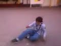 caee yoyi,caeeee!! una emocionante y extrema expereriencia en la cual nuestro qeridisimo amigo yoyi..se hace mirdaa!! jugando a los autitos!!..