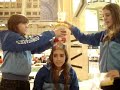 Las quesas boludean en el abasto