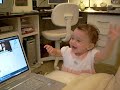 Camilinha acessando a Internet e dançando !!!