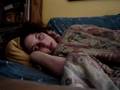 Brenda viendo una pelicula
