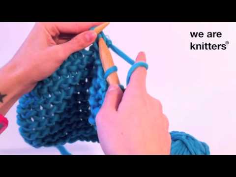 tejer cuellos - Aprende a tejer tus propios cuellos y tirantes con lana gorda. Puedes comprar los kits y ovillos de WE ARE KNITTERS para hacer tus propias prendas en www.wea...