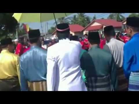 sembelih lembu - Sultan kelantan pandai sembelih lembu korban.