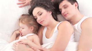 Os perigos de deixar os bebês dormirem com os pais