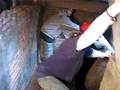 videos de Boy fears possum on jobsite...