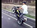 Moto pirueta en la Autopista
