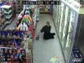 Épica lucha de un borracho por permanecer en pie en supermercado