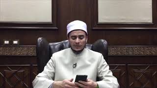 هل وضع إحدى القدمين فوق الأخرى ينقص من أجر الصلاة في جلوس التشهد والسجدتين؟