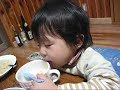 妻の実家にて一日早いクリスマスパーティーシチューを食べながら眠りそうなショウゴくんパパとしてはシチューを食べるか眠るのかどっちかひとつにしてもらいたいんだがなぁ