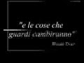 Guarda in maniera diversa