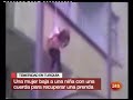 Mujer baja a su hija por un balcon atada a una cuerda - Increible