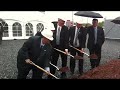 Vidéo Youtube - Le président et chef de la direction d’Orbite Aluminae, Richard Boudreault, le ministre Yves Bolduc, le préfet de la Haute-Gaspésie, Allen Cormier et le maire de Cap-Chat, Judes Landry, ont soulevé la première pelletée de terre.
