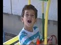 כבר בילדותו היה ברור שעוז מטורף לחלוטין, כאן אפשר לראות את ההבדל העצום בין הילד אחוז הטירוף לאחותו המקסימה אסתי