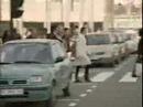 paquito entrando en su coche
