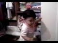 Isabella Caminando Apoyada