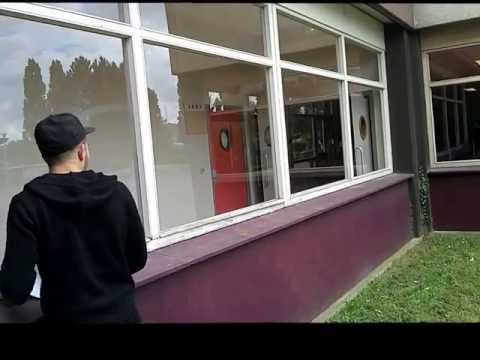 Gratuit - On a pas tous les mêmes réactions quand on voit une personne nous proposez des bisous. Cette scène se passe dans un lycée de banlieue parisienne. Lycée, a la...
