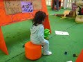 CARO JUEGA CON PINTURITAS