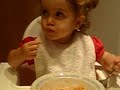 Laia come macarrones con tomate