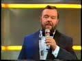Het is 1987.  Op de vooravond van de oprichting van de eerste Vlaamse commerciële TV-zender VTM (1989) pakt de toenmalige BRT uit met een grootschalige live-show in samenwerking met de Nationale Loterij: 'Pak De Poen -- De Show van Eén Miljoen'.  Manu en René Verreth, twee acteurs uit het jaren voordien immens populaire 'De Collega's', een mooi gemaakte humoristische serie over het reilen en zeilen van een groep ambtenaren op één of ander ministerie, zullen het geheel presenteren.De show wordt een regelrechte ramp: René en Manu Verreth drukken zich uit in een kaduuk soort ambtenarentaal, de studiolichten vallen uit, knoppen die de kandidaten moeten gebruiken om 'af te drukken' doen het niet, afstandsbestuurde wagentjes voor één van de showproeven worden gestoord door draadloze microfoons, de presentatoren worstelen met de spelregels én dus ook met de jury, de in die tijd meer dan beruchte BRT-telefooncentrale toont zich van de meest nukkige kant, en tot overmaat van ramp vergeet René Verreth de naam van Percy...  Percy....    juist, dames en heren!Nadien volgen nog twee afleveringen van de show, maar die worden gepresenteerd door Luc Appermont.  Na drie afleveringen wordt de show afgevoerd.Op de VRT waren tot enkele jaren geleden heel af en toe nog wel eens héél korte fragmenten uit die beruchte show te zien, maar de VRT lijkt het geheel liefst zo vlug mogelijk te willen vergeten.  De originele bandopname van de show zou, althans dat beweren kwatongen, door René en/of Manu ontvreemd zijn uit het archief van de openbare omroep, maar niets is minder waar.  Getuige daarvan de hele uitzending die je nu, 20 jaar na uitzending, hier integraal te zien krijgt.  Zorg dat je niet gestoord kan worden, en go ahead, het is de moeite waard!!