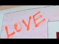 ラフォーレ原宿に落書きする人
