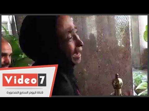 بالفيديو.. سيدة تبكى أمام ضريح الزعيم عبد الناصر: «كنت مأدب الإخوان الشياطين»