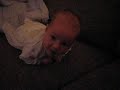 Elliot l�fter hovedet