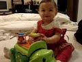 Júlia brincando com seu novo brinquedo