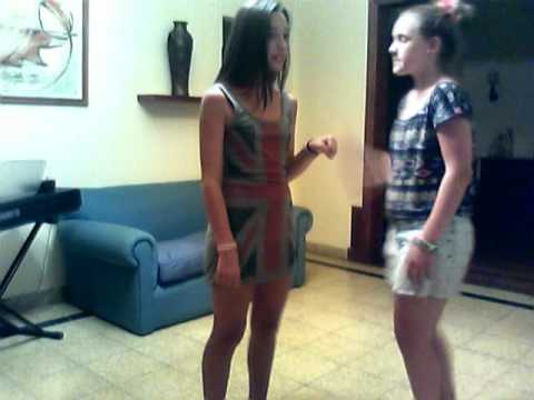 mujer come caca - Una chica se hace caca y la profesora no la deja ir .Ella la golpea y se va corriendo al baño, luego se encuentra con una puerta automatica que le pregunta d...