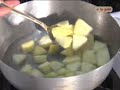 Crujiente de manzana y trompetas amarillas