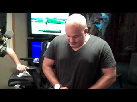 opie's eye - Robert Kelly tries on Clubsoda Kenny's HUGE pants