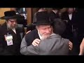 a l'occasion de sa visite a new york   pour participer � l'assembl�e g�n�rale des nations unies, le pr�sident iranien mahmoud ahmadinejad ,a rencontr�, le 24/09/2007,un groupe de rabbins juifs membres  de neturei karta � les gardiens de la cit� � qui lui ont offert un saint graal en argent en signe d'amiti�. 
un des rabbins a dit en substance : 
