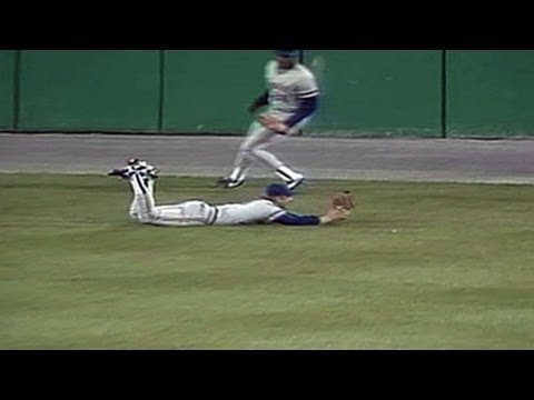 MIL@BAL: Yount's catch saves Nieves' no-hitter