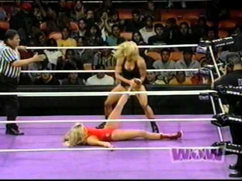 women wrestling