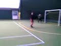 Il portiere Bol, nel tentativo di buttarsi volutamente dalla parte sbagliata su rigore (per prendere in giro i portieri professionisti che lo fanno) si ritrova misteriosamente il pallone tra le mani e si lamenta dell'accaduto...Se ci fate caso, all'inizio il portiere dice 