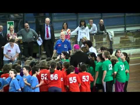 Partita baskin Los Angeles contro Cliveland, con intervento del Vescovo 