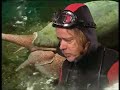 Helge Schneider Prime Time Spätausgabe, Interview mit Helge Schneider als Kampfschwimmer vor HeiligendammTeil 1:http://youtube.com/watch?v=owy8izk6p-QDer G8-Gipfel in Heiligendamm stellte die Sicherheitskräfte vor extreme Herausforderungen. Besondere Gefahren drohten von der Seeseite her. Hans-Erich Bügelsack (Helge Schneider), Kampfschimmer vor Heiligendamm, berichtet aus der Praxis. Er und seine Unterwasser-Kollegen, zusammen acht Leute, empfinden sich auf 'gleicher Augenhöhe' mit den acht Entscheidern, die im Grand-Hotel sitzen und gesichert werden müssen. Kampfschwimmer sind, sagt Hans-Erich Bügelsack, reine Abschrecker. Ein Blick auf die Arbeit der Sicherheitsdienste unter Wasser