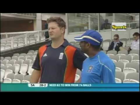Muttiah Muralitharan and Rob Key