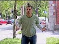 Un joven regalando flores recien cortadas - Cámara Oculta