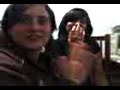 No nos reimos de vos, nos reimos con vos.. las huecas vs las perras!! jajaja.