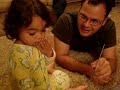 Sofi dicendo las letras